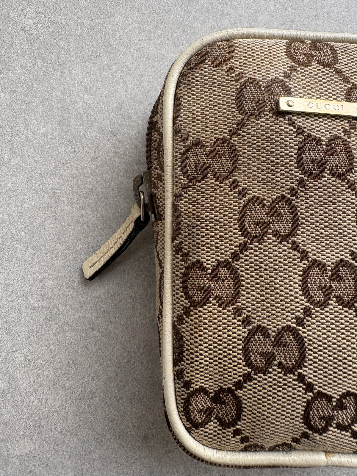 Gucci Biege and White Pouch