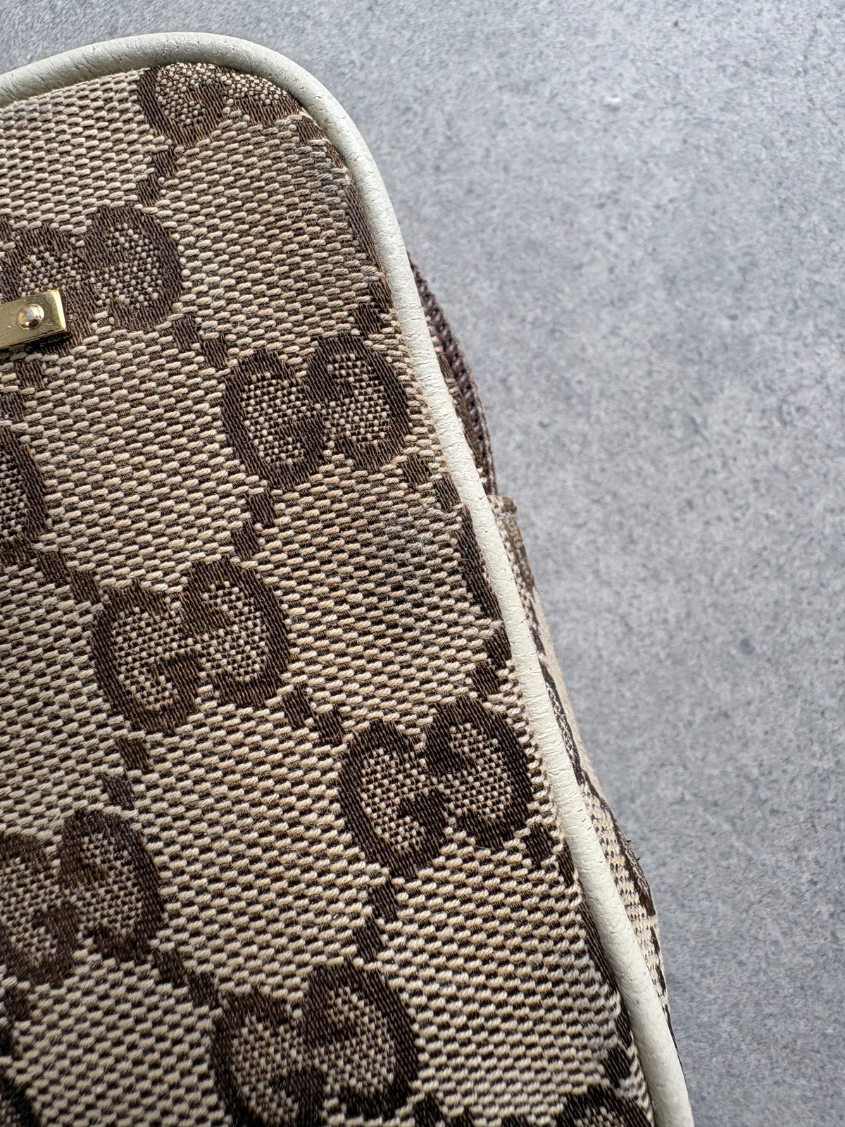 Gucci Biege and White Pouch