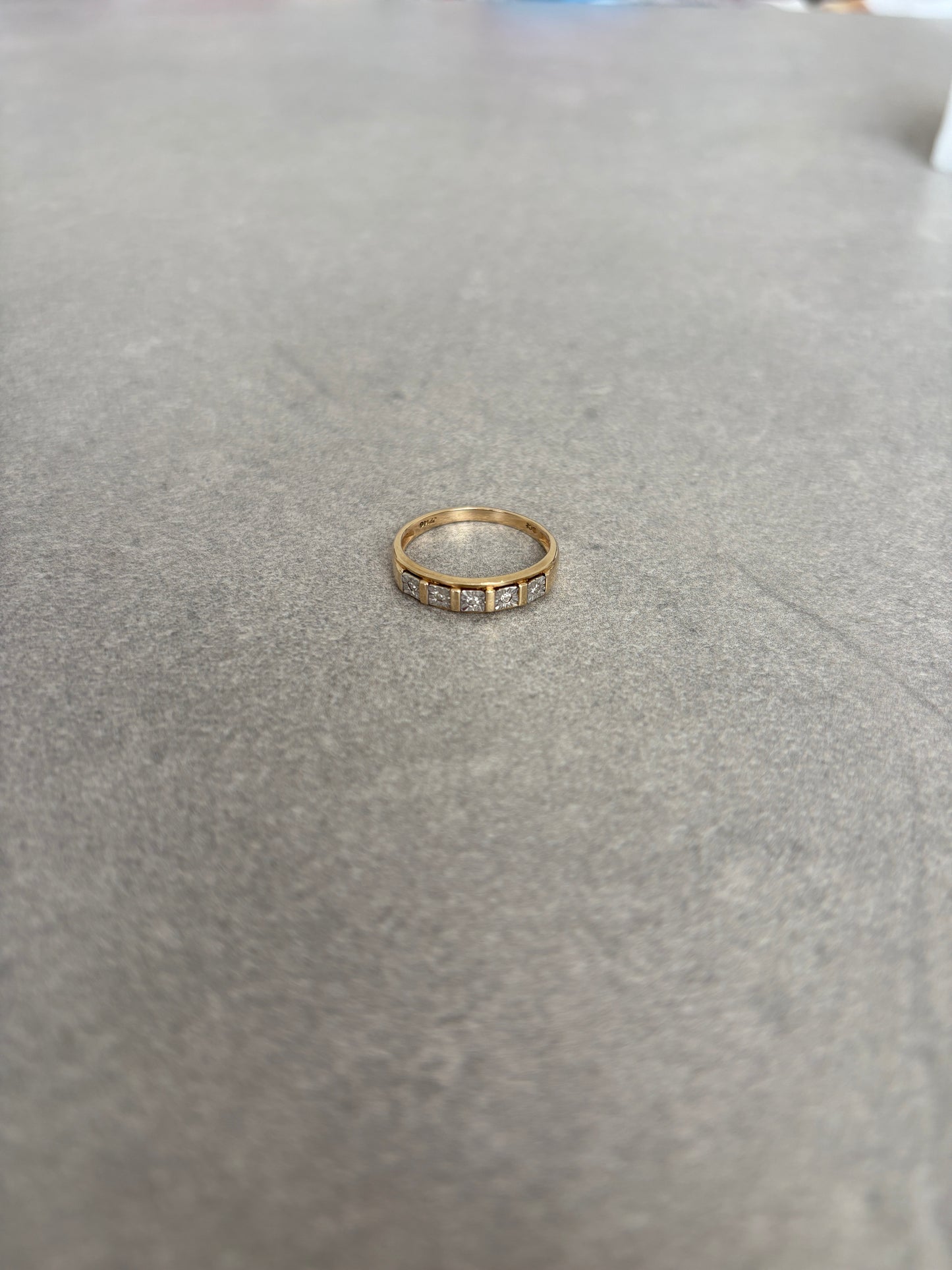 Vintage 9ct Gold Ring with Five Diamonds